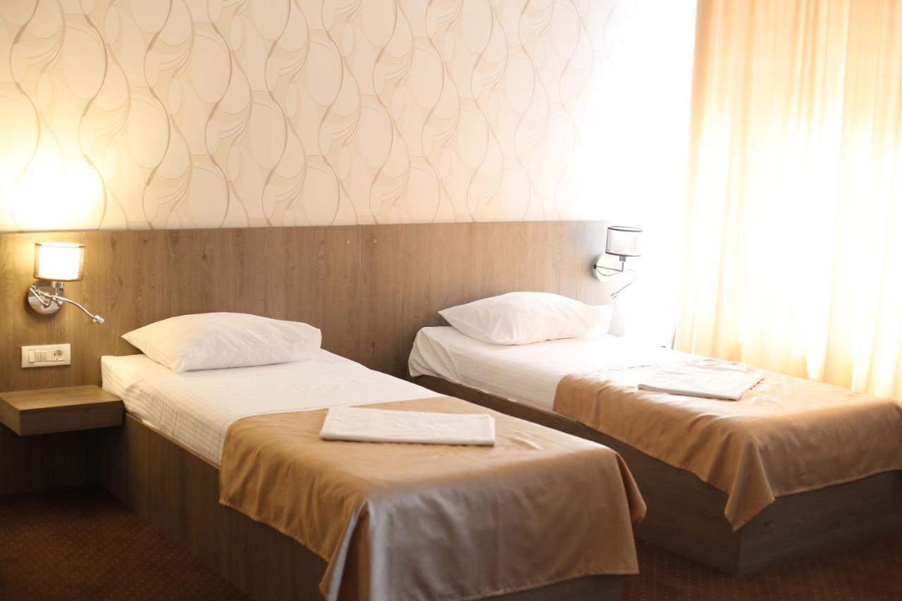 Hotel Bulevard Фегераш Екстер'єр фото