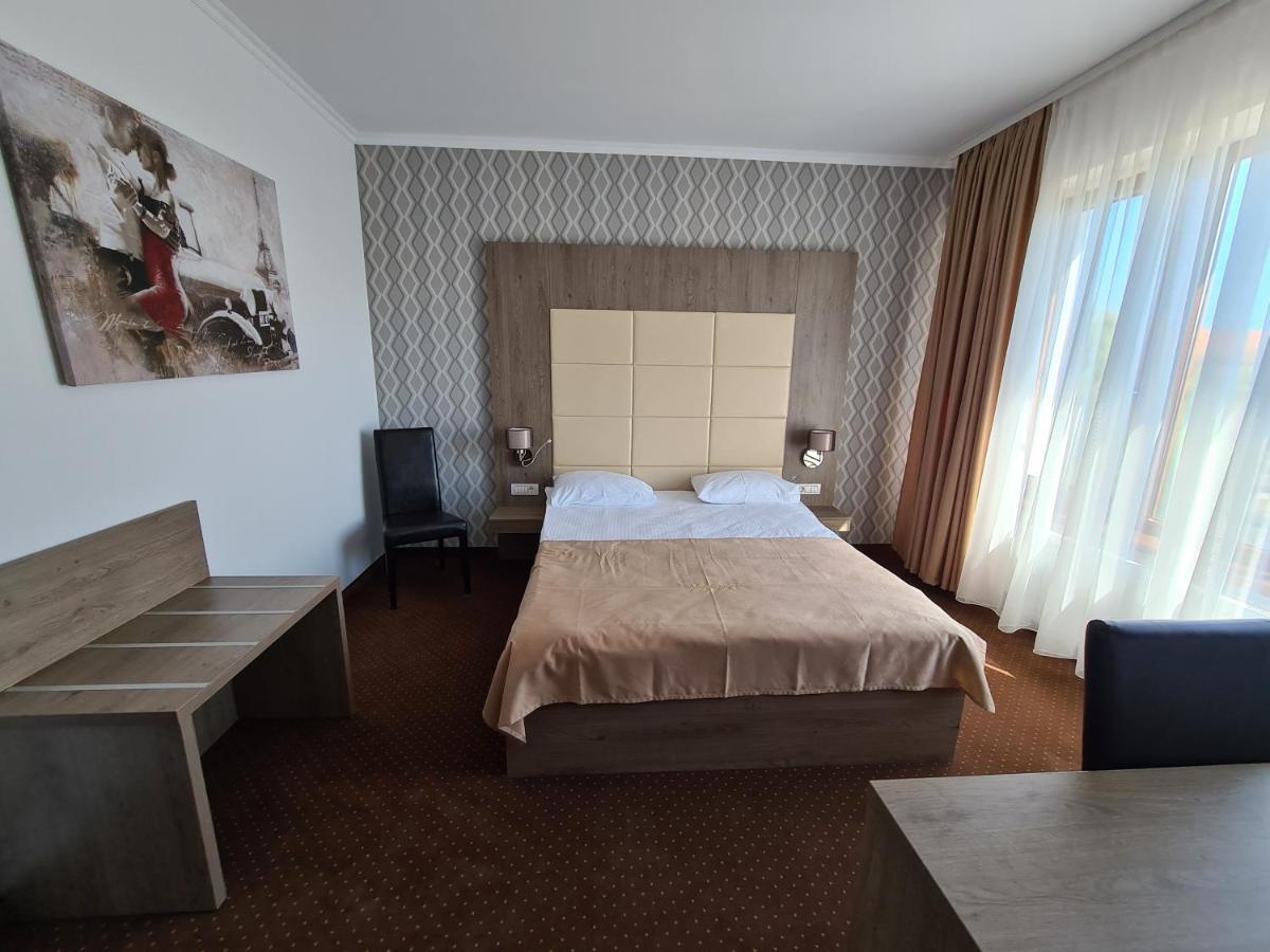 Hotel Bulevard Фегераш Екстер'єр фото